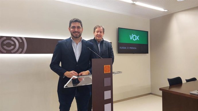 El portavoz de VOX en las Cortes de Aragón, Alejandro Nolasco, junto al diputado Juan Vidal.