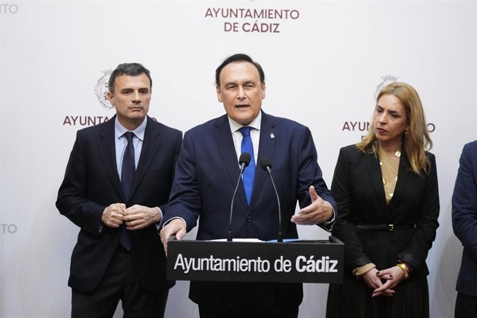 El consejero de Universidad, José Carlos Gómez Villamandos, en ruenda de prensa en el Ayuntamiento de Cádiz.