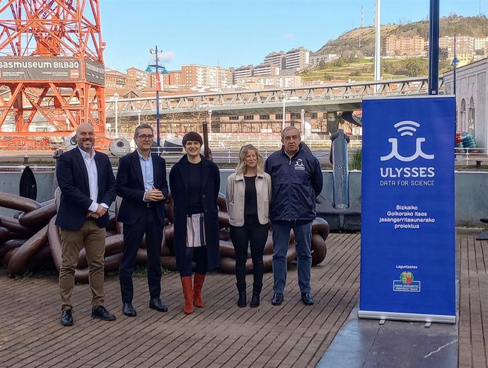 Arantza Atutxa (centro) y Jon Ruigomez, con representantes del Proyecto Ulysses