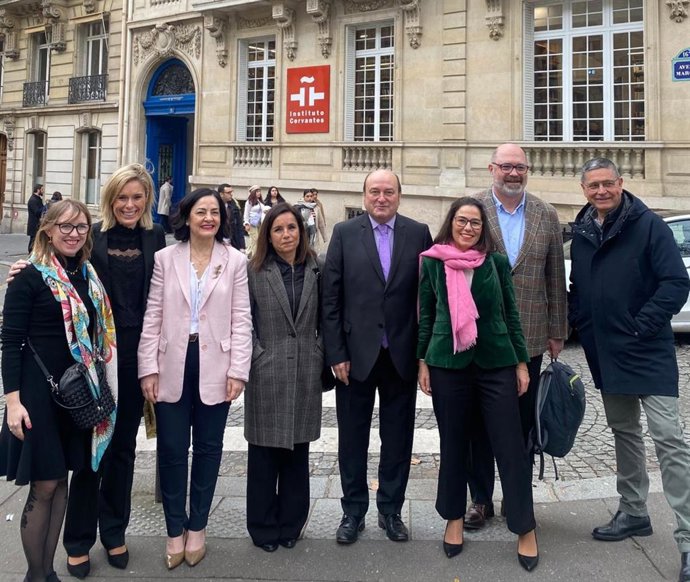 Archivo - El presidente del EBB  del PNV, Andoni Ortuzar, ante el edificio de la calle Marceau de París, que fue sede el Gobierno Vasco en el exilio