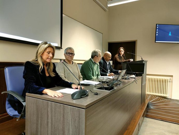 La estudiante antifranquista de la Universidad de Granada Isabel Alonso Dávila, segunda por la izquierda en la imagen, en la presentación de la querella presentada este lunes en los juzgados