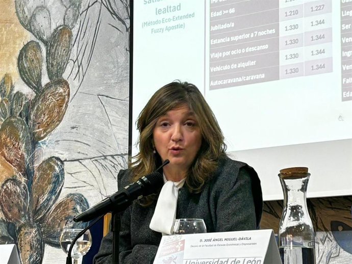 Archivo - La rectora de la ULE recuerda que la Junta "solo" autorizará los nuevos grados que trataron en la reunión con Mañueco