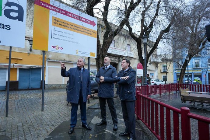 Sanz en la plaza del Pumarejo con motivo del comienzo de las obras