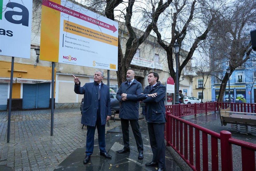Sanz en la plaza del Pumarejo con motivo del comienzo de las obras