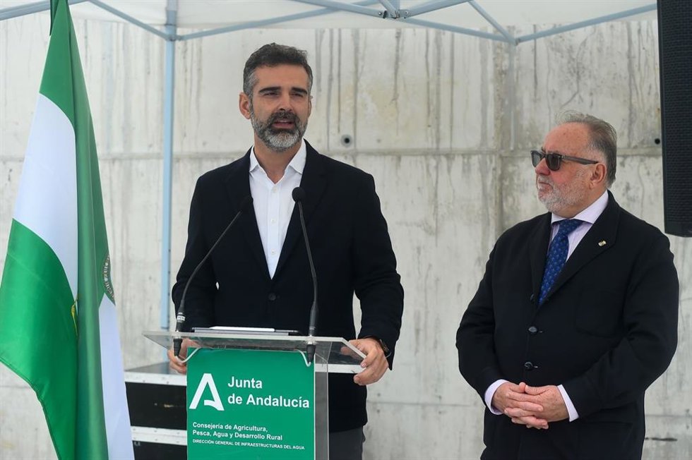 El consejero de Agricultura, Pesca, Agua y Desarrollo Rural, Ramón Fernández-Pacheco, en Alhaurín de la Torre (Málaga).