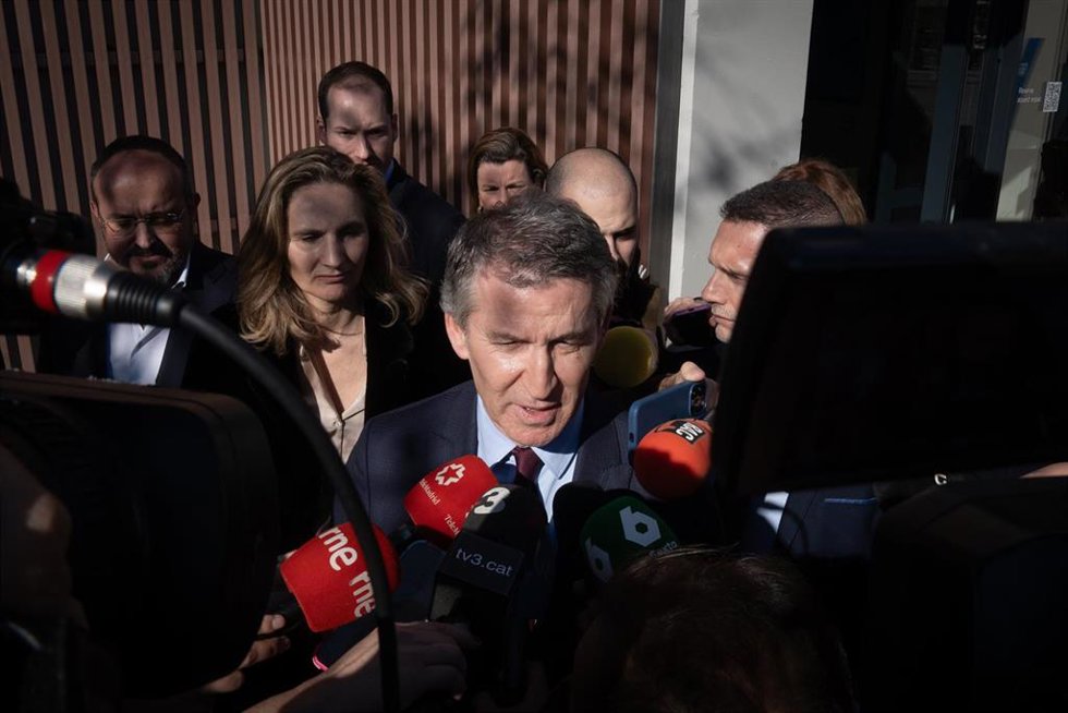 El presidente del PP, Alberto Núñez Feijóo, atiende a los medios de comunicación a su salida de una reunión sectorial de vivienda con agentes sociales, en el Port Olimpic, a 24 de enero de 2025, en Barcelona, Catalunya (España). Durante el encuentro, el