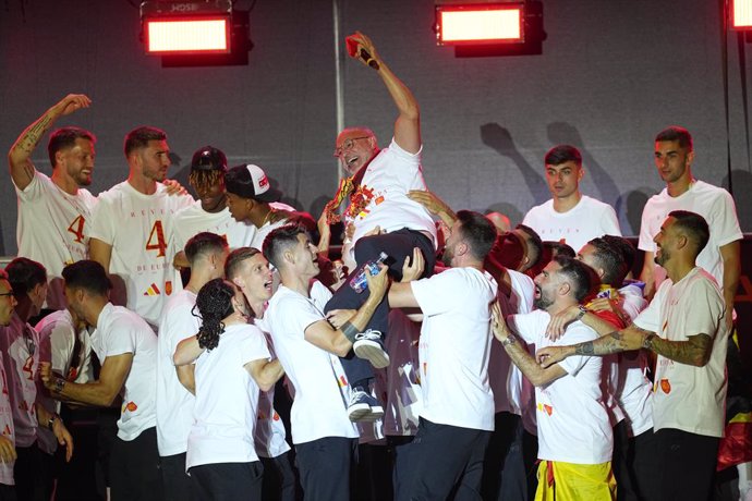 Archivo - Luis de la Fuente and Players of Spain celebrate during the celebration of Spain Team at Cibeles Palace of Madrid after winning the Eurocup 2024 against Englad on July 15, 2024 in Madrid, Spain.