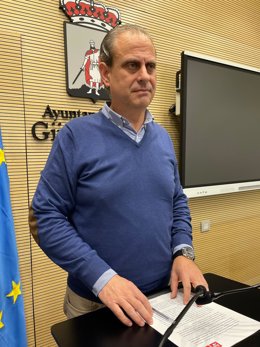 El concejal del Grupo Municipal Socialista en el Ayuntamiento de Gijón Tino Vaquero, en rueda de prensa en el Consistorio gijonés.