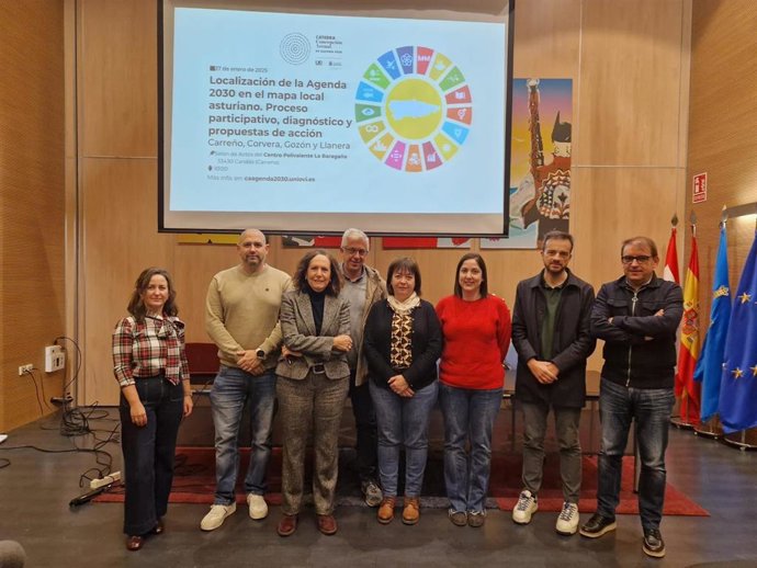 El director general de la Agenda 2030, Juan Ponte, (segundo por la derecha en la imagen) acompañado de la directora de la Cátedra Concepción Arenal (tercera por la izquierda) y de representantes de Reader y de los ayuntamientos que integran Adicap.