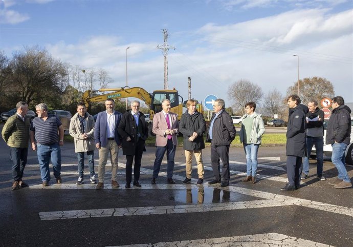 El consejero de Fomento, Vivienda, Ordenación del Territorio y Medio Ambiente, Roberto Media, en el inicio de las obras de mejora del acceso al parque empresarial del Besaya