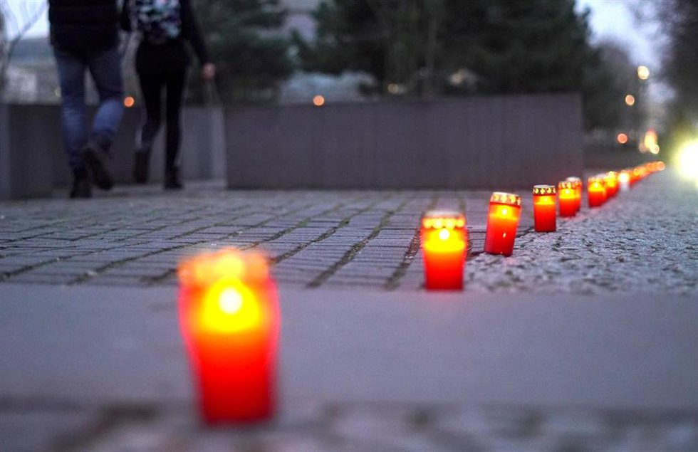 Archivo - Candles are placed at the Memorial to the Murdered Jews of Europe to commemorate the 75th anniversary of the liberation of the concentration camp by the Red Army. 
