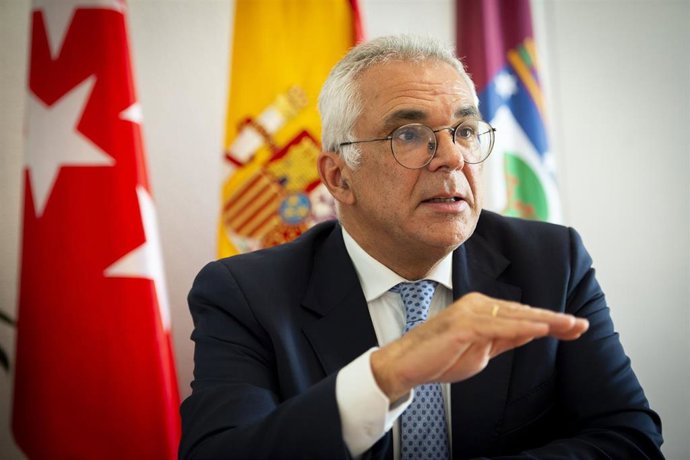 Archivo - El portavoz municipal del PP en Cibeles y concejal-presidente del distrito de Carabanchel, Carlos Izquierdo Torres, durante una entrevista para Europa Press