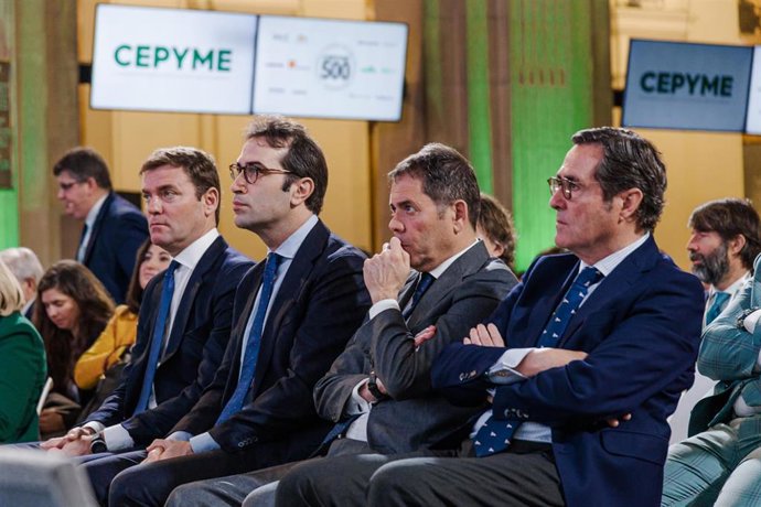 El CEO de BME, Juan Flames, el ministro de Economía, Comercio y Empresa, Carlos Cuerpo, el presidente de Cepyme, Gerardo Cuerva, y el presidente de la CEOE, Antonio Garamendi, en el Palacio de la Bolsa de Madrid, a 27 de enero de 2025, en Madrid (España).