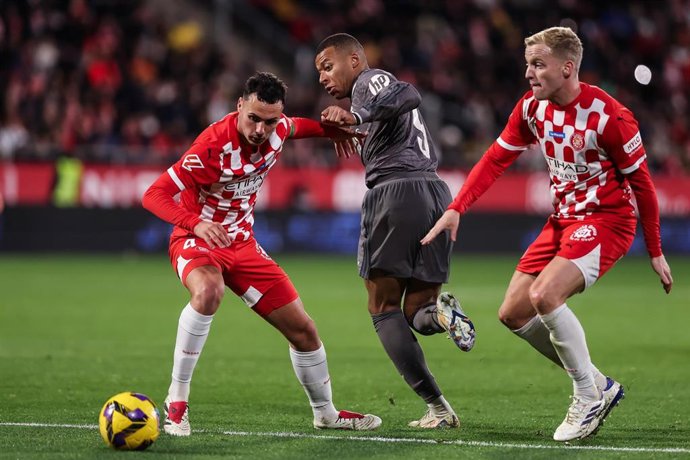 Archivo - El delantero del Real Madrid Kylian Mbappé, ante los jugadores del Girona Arnau Martínez y Donny van de Beek en Montilivi. 