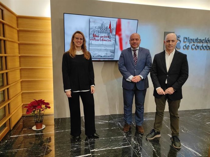 El delegado de Cultura en la institución provincial, Gabriel Duque (centro), en la presentación de 'Cabra, Santa Semana'.