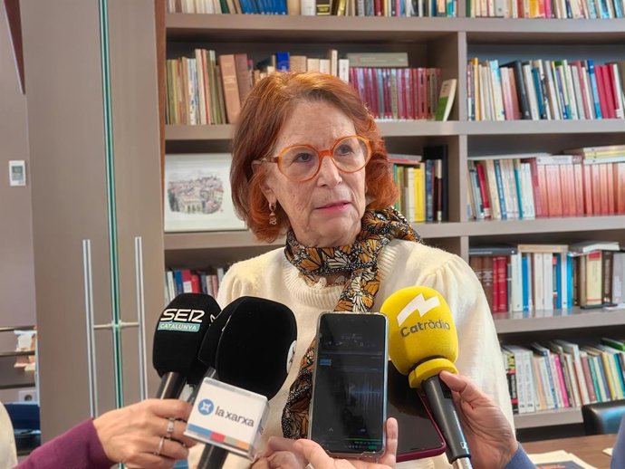 La síndica de Greuges, Esther Giménez-Salinas, en el encuentro con los medios de este lunes.