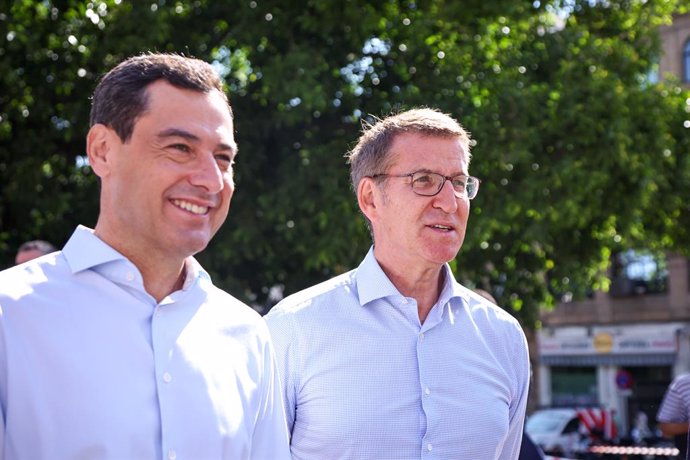 Archivo - El presidente del PP y candidato a la Presidencia del Gobierno, Alberto Núñez Feijóo  (d) junto al presidente de la Junta y del PP-A, Juanma Moreno, (i)  en una foto de archivo en Sevilla.