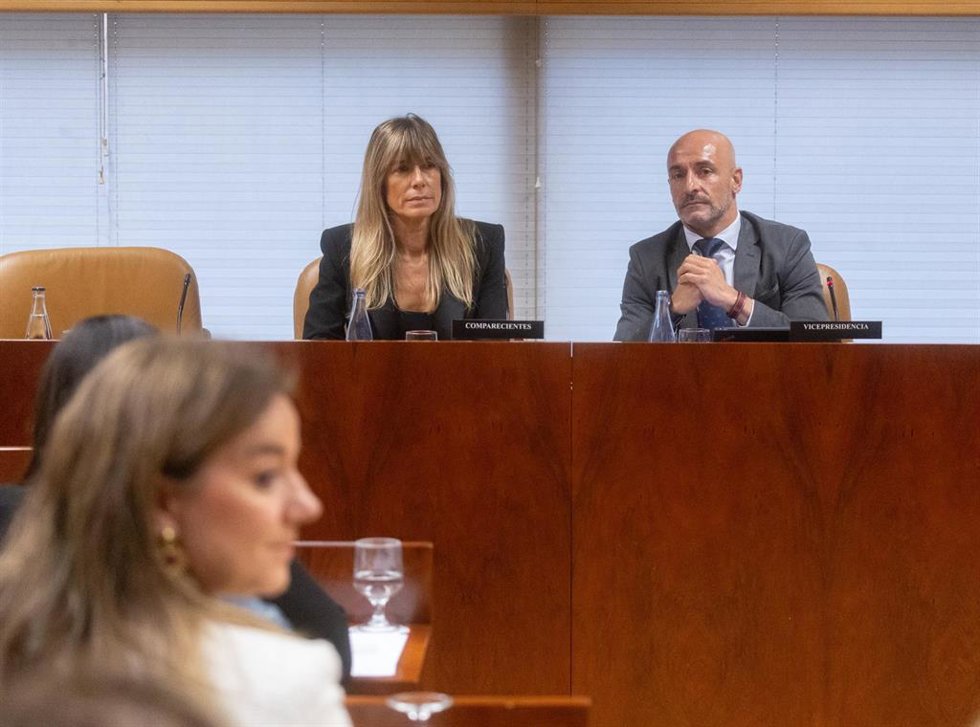 Archivo - La mujer del presidente del Gobierno, Begoña Gómez y el diputado del PSOE Jesús Celada, durante la Comisión de Investigación sobre programas de cátedras y postgrados de la Universidad Complutense de Madrid y empresas financiadoras, en la Asamb