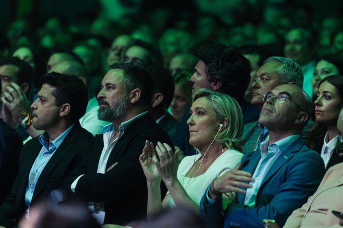 Archivo - (I-D) El líder de VOX, Santiago Abascal, la diputada de la Asamblea Nacional de Francia, Marine Le Pen, y el eurodiputado Jorge Buxadé, en el Palacio de Vistalegre, a 19 de mayo de 2024, en Madrid (España).