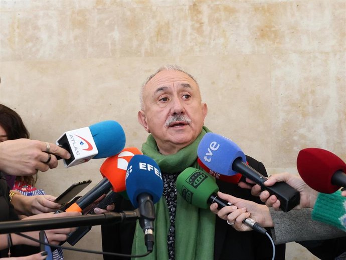 El secretario general de UGT, Pepe Álvarez, atiende a los medios durante la reunión de la mesa de diálogo social