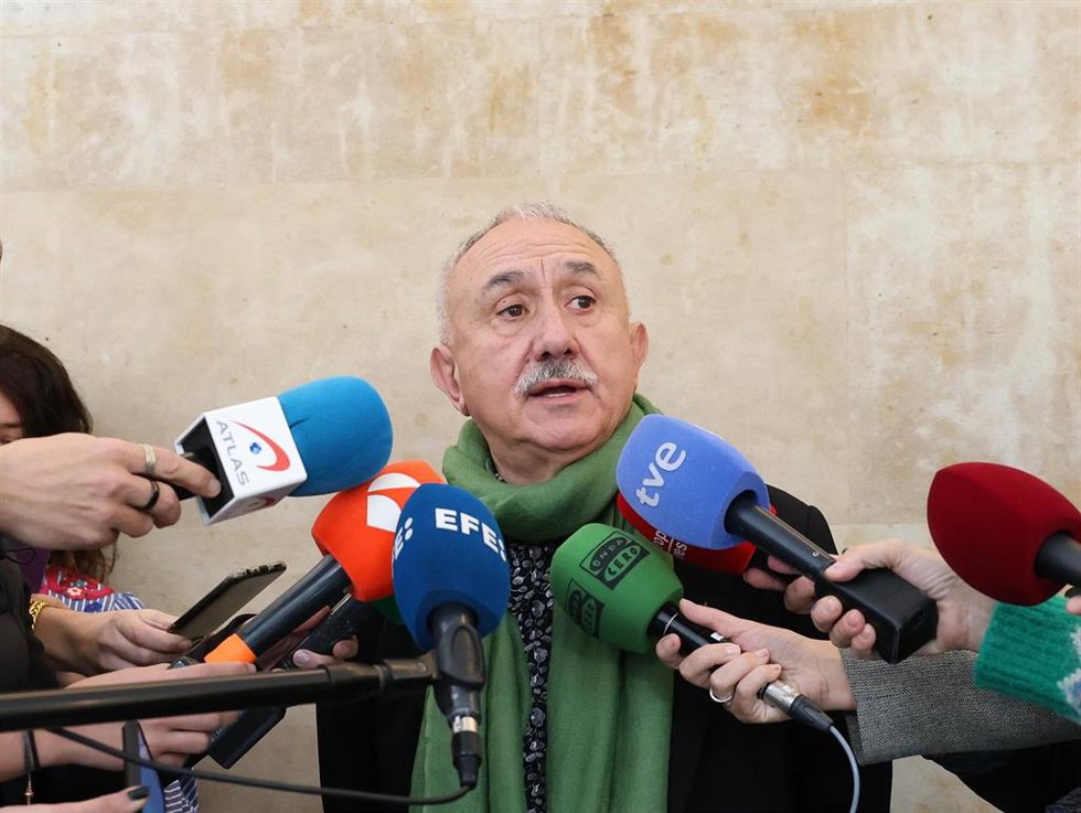 El secretario general de UGT, Pepe Álvarez, atiende a los medios durante la reunión de la mesa de diálogo social