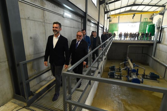 Ramón Fernández-Pachecho visita unas obras de mejora del abastecimiento de agua en Alhaurín de la Torre.
