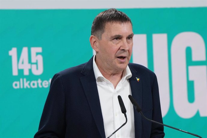 Archivo - El coordinador general de EH Bildu, Arnaldo Otegui, ofrece una rueda de prensa tras presidir la Mesa Política del partido, a 19 de junio de 2023, en San Sebastián, Gipuzkoa, País Vasco (España).