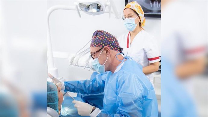 Vithas Medimar destaca la cirugía "compleja" de tratamientos dentofaciales para recuperar una dentadura fija.