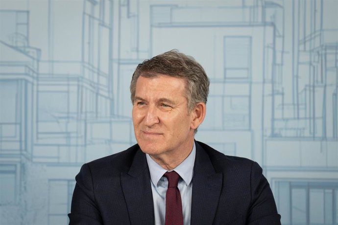 El presidente del PP, Alberto Núñez Feijóo, durante una reunión sectorial de vivienda con agentes sociales, en el Port Olimpic, a 24 de enero de 2025, en Barcelona.