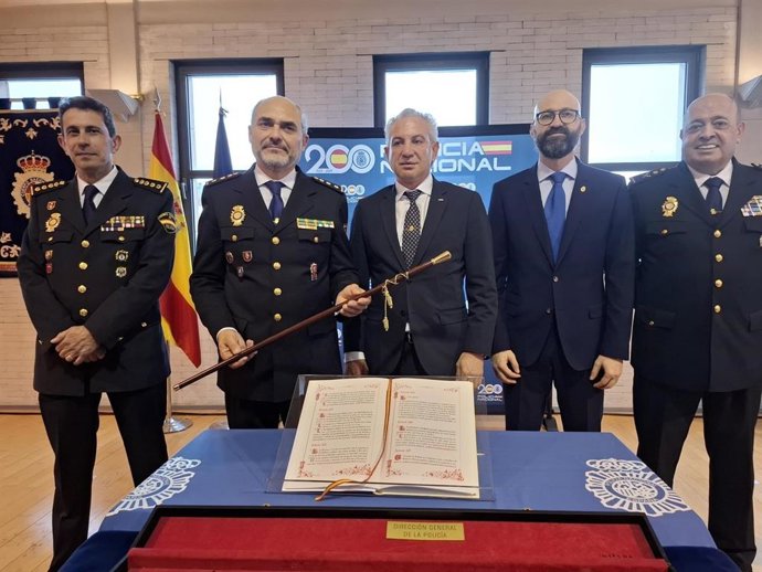 Nicanor Sen durante la toma de posesión del nuevo comisario de Ponferrada (León)