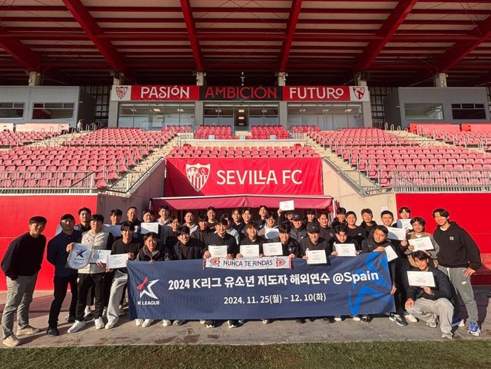 Los 30 entrenadores de fútbol base de la K LEAGUE en el Ramón Sánchez Pizjuán.