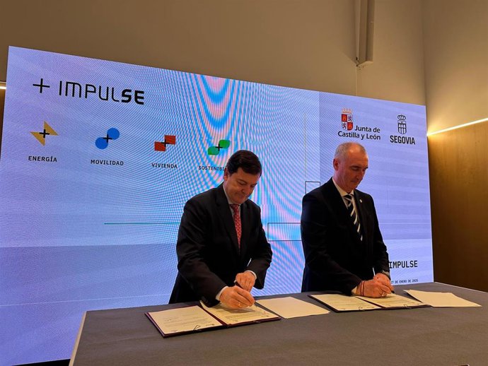 El presidente de la Junta de Castilla y León, Alfonso Fernández Mañueco y el alcalde de Segovia, José Mazarías, en la firma Del convenio para el programa ImpulSE.