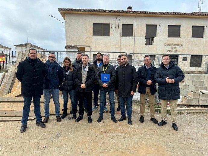 El diputado nacional por el PP de Málaga Mario Cortés junto al vicesecretario 'popular' y parlamentario andaluz Daniel Castilla, el portavoz del PP en Ronda, Ángel Martínez, y representantes de la Confederación Española de Policía (CEP),