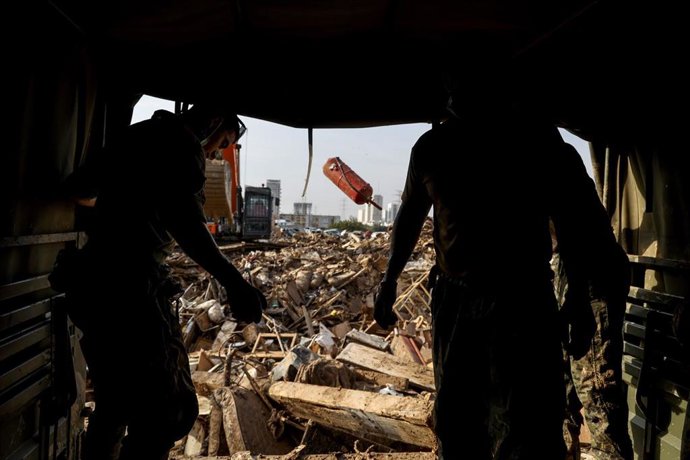 Archivo - Varias personas caminan entre escombros en Sedaví, a 5 de noviembre de 2024