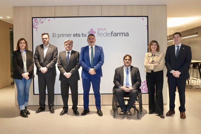El conseller Sàmper junto a otros representantes del Govern en la visita a instalaciones del grupo Fedefarma