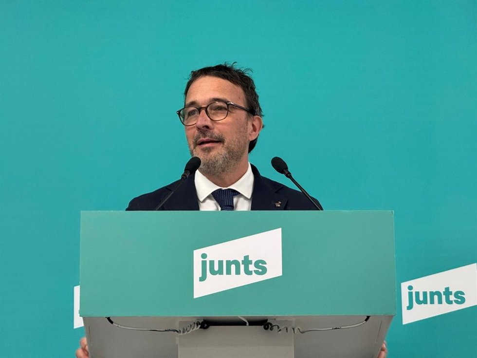El portavoz de Junts, Josep Rius, en rueda de prensa este lunes