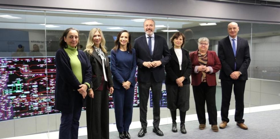El presidente, Jorge Azcón, y la vicepresidenta, Mar Vaquero, durante la visita al Centro de Control Eléctrico (Cecoel), en Madrid, desde donde se opera el sistema eléctrico.