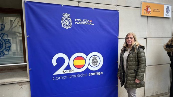 La concejal de VOX en Barbastro, Ana Barón,  frente a la oficina del DNI de Monzón.