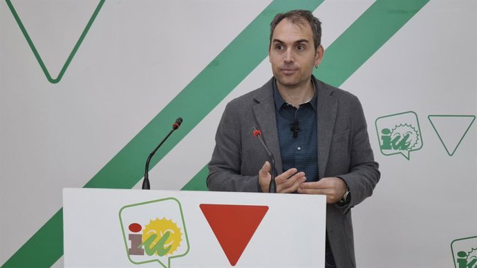 El coordinador de IU Andalucía, Toni Valero, este lunes en rueda de prensa en Málaga.