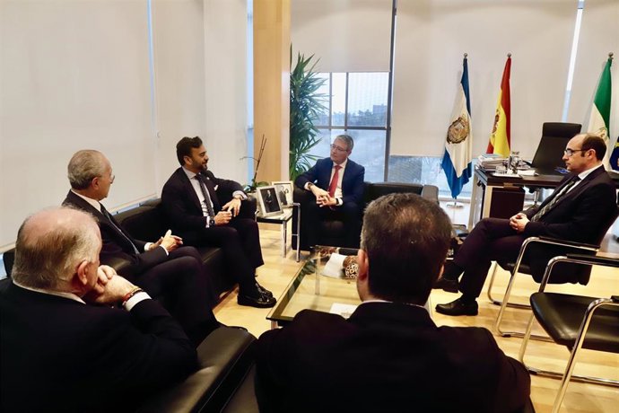 Encuentro entre el presidente de la Cámara, Manuel Alejandro Cardenete, con el presidente de la Diputación de Málaga, Francisco Salado, y el alcalde de Málaga, Francisco de la Torre.