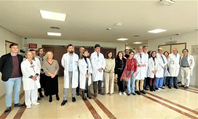 Foto de familia tras la presentación del balance de la actividad en materia de trasplantes del Hospital Reina Sofía de Córdoba.