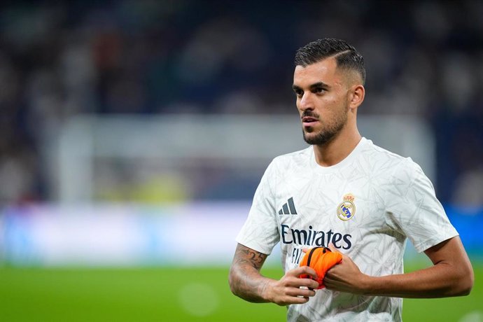 Archivo - El centrocampista español Dani Ceballos, en un calentamiento con el Real Madrid en en Santiago Bernabéu.