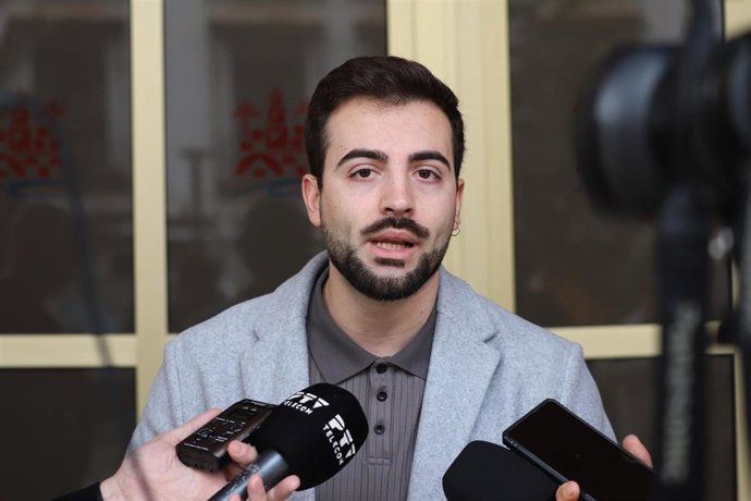 El coportavoz de Podemos Andalucía, José Manuel Gómez Jurado, atiende a los medios en Córdoba.