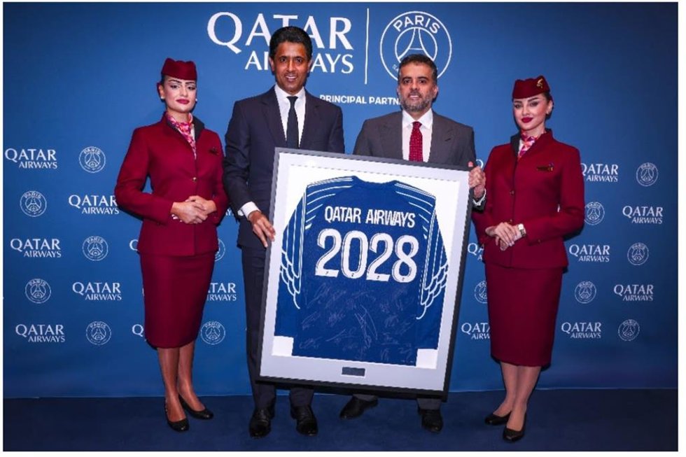 El presidente del PSG, Nasser Al-Khelafi, junto al GCEO de  Qatar Airways, Badr Mohammed Al-Meer.