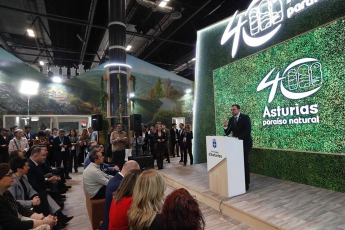 Elpresidente del Principado, Adrián Barbón, en el pabellón de Asturias en Fitur.