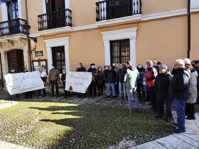 Miembros de la plataforma 'Stop Biogças' en su protesta en Paredes de Nava.