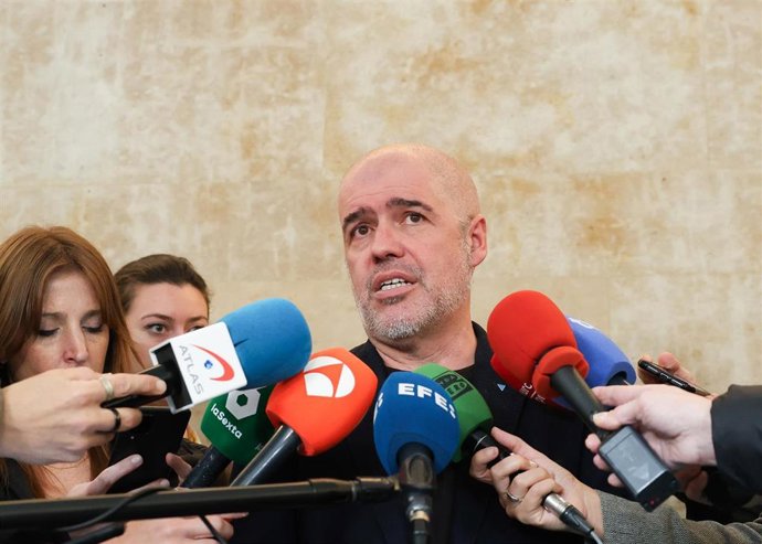 El secretario general de CCOO, Unai Sordo, atiende a los medios tras su reunión con la ministra Elma Saiz