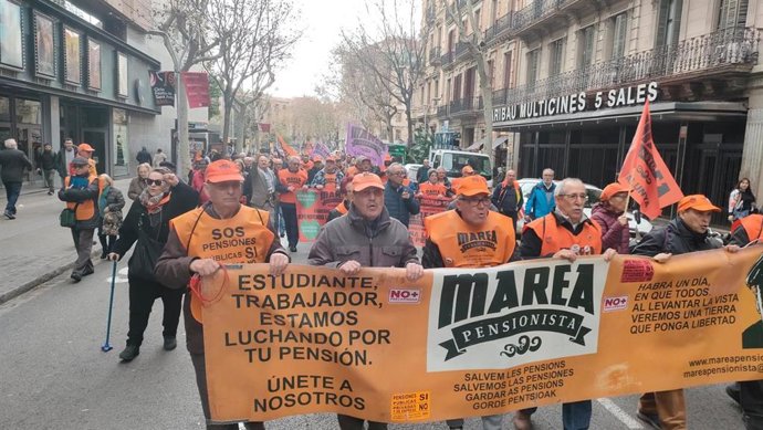 Pensionistas han reclamado la revalorización de sus prestaciones con una manifestación este lunes en Barcelona