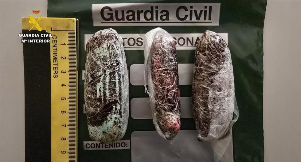 Tres  bellos con hachís que el preso portaba en el interior de su cuerpo.