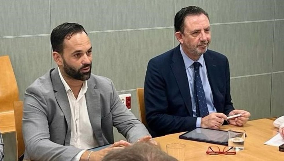 El conseller de Empresa, Empleo y Energía, Alejandro Saénz de San Pedro (d).
